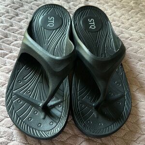 STQ WATERPROOF FLIP FLOP SANDAL THONGS new never worn size women’s 11 very nice
